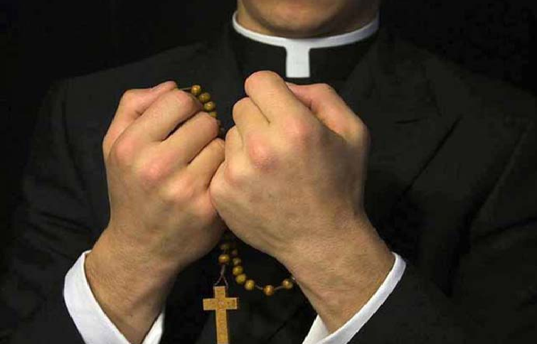 Iglesia católica de Colombia suspende a 19 sacerdotes por abuso sexual