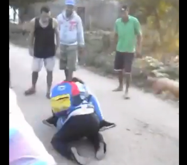 Por una bolsa CLAP dos mujeres se caen a golpes en plena calle (+Video)
