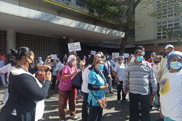 Trabajadores del Hospital Universitario de Caracas exigen sueldos dolarizados