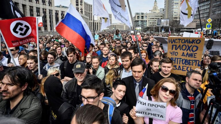 Rusia expulsa a tres diplomáticos europeos por participar en protestas