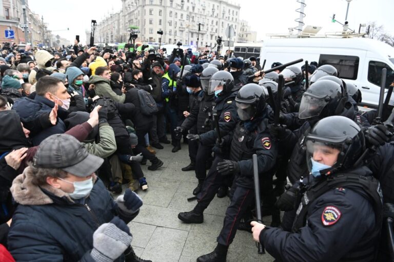 Más de 1.400 detenidos en Rusia en las protestas por la sentencia a Navalni