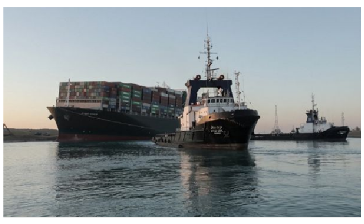 Canal de Suez: Diez barcos remolcadores consiguieron mover el Ever Given después de 6 días