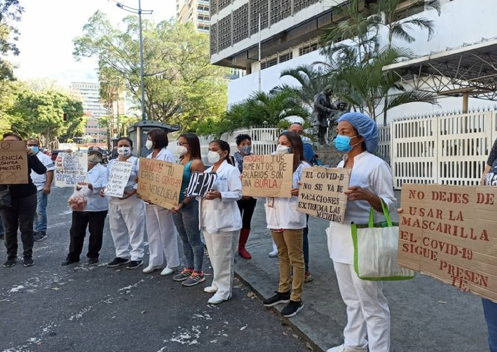 Personal del JM de los Ríos en protesta por aumento de sueldos y vacunación