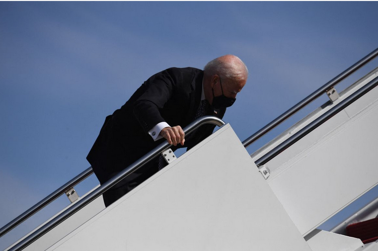 El tropezón de Biden mientras subía las escaleras del avión presidencial (+video)