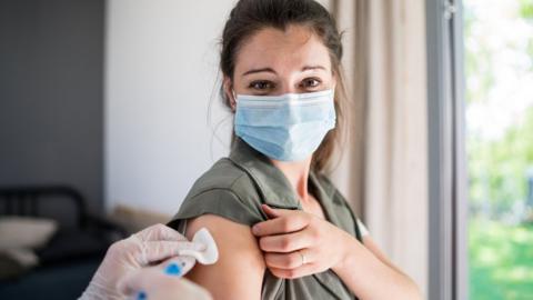 La ciencia explica hasta cuándo tendrán que llevar mascarilla las personas vacunadas