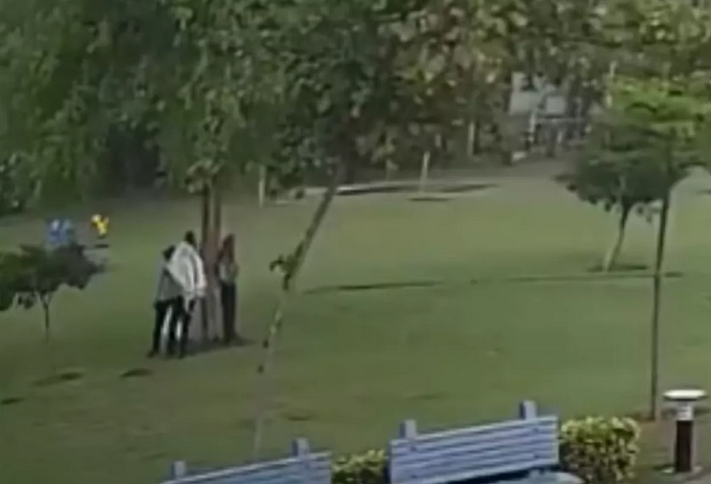 Impresionante video del momento en que rayo cayó a cuatro personas en India