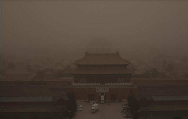 Beijing: amaneció envuelta en una niebla marrón por contaminación (+fotos)