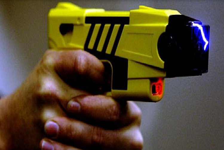 Arrestan a niña por vender pistolas taser a sus compañeros de clase