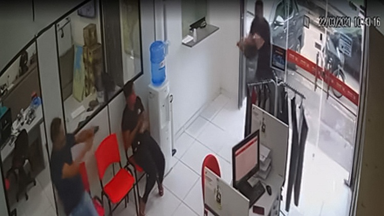 EN VIDEO: Mujer queda atrapada durante un tiroteo entre un cliente y un ladrón