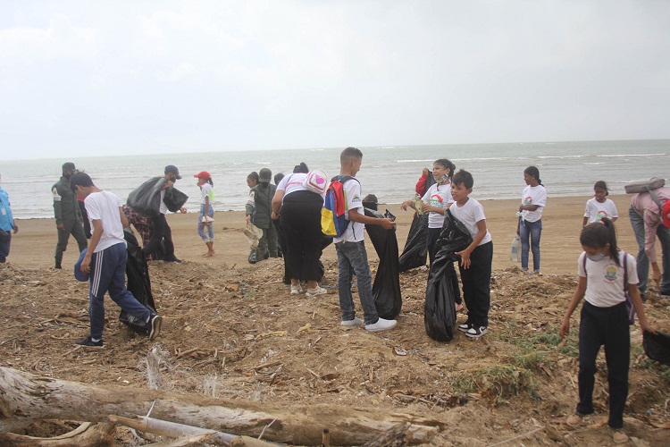 Ejecutan saneamiento en playas del municipio Falcón