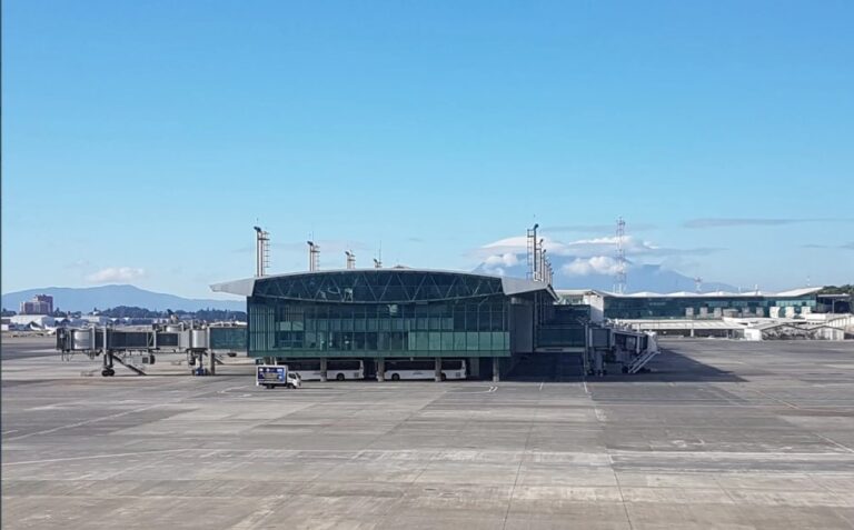 Guatemala reabre aeropuerto tras 24 horas de cierre por erupción volcánica