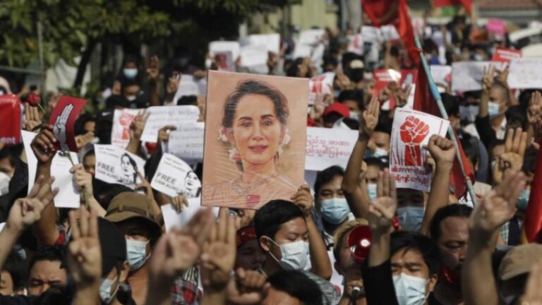 Mueren dos personas en Birmania por disparos de la policía durante protesta