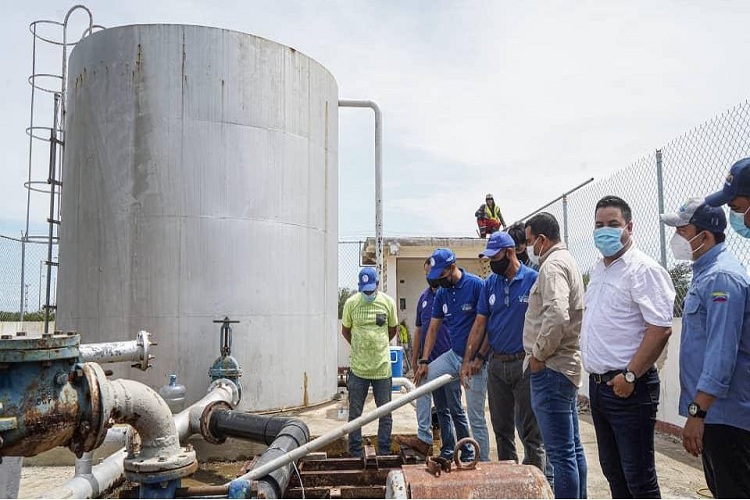 Gobernador Clark e Hidrofalcón inspeccionan trabajo en la estación de bombeo de  Jadacaquiva