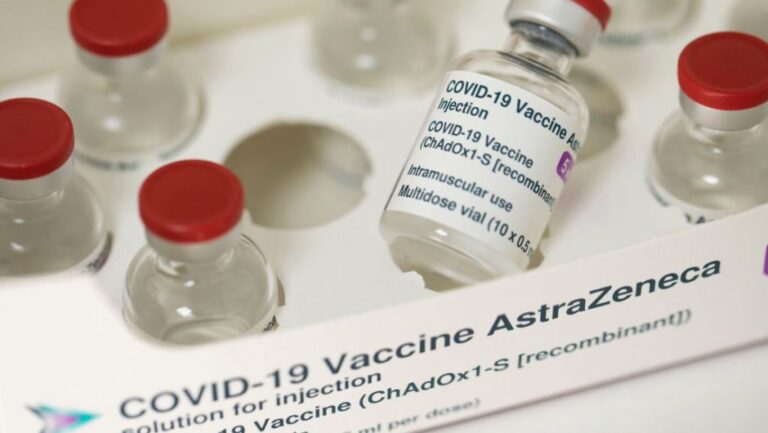 México recibe 1,2 millones vacunas de AstraZeneca prestadas por EEUU