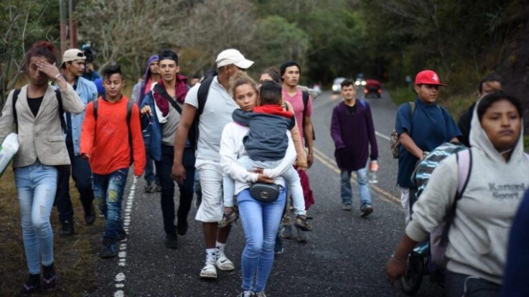 Unos 400 migrantes salen en caravana hacia EEUU desde el norte de Honduras