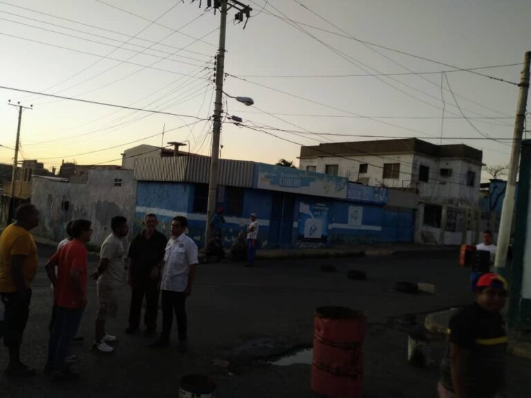 Caída de guaya mantiene sin luz a zona central de Punto Fijo