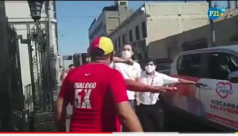Un venezolano y el candidato presidencial de Perú, Daniel Salaverry se insultan en plena vía pública (+Video)