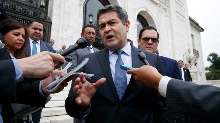 Fiscal de EEUU insiste en vincular al presidente de Honduras con narcos