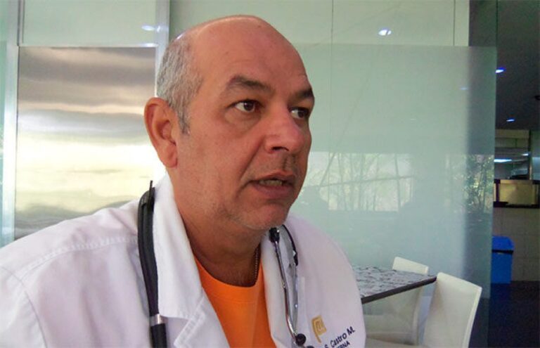 Julio Castro recomienda a viajeros exigir en la tarjeta nombre específico de la vacuna