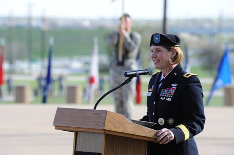 Biden nomina a la primera mujer para liderar el Comando Sur