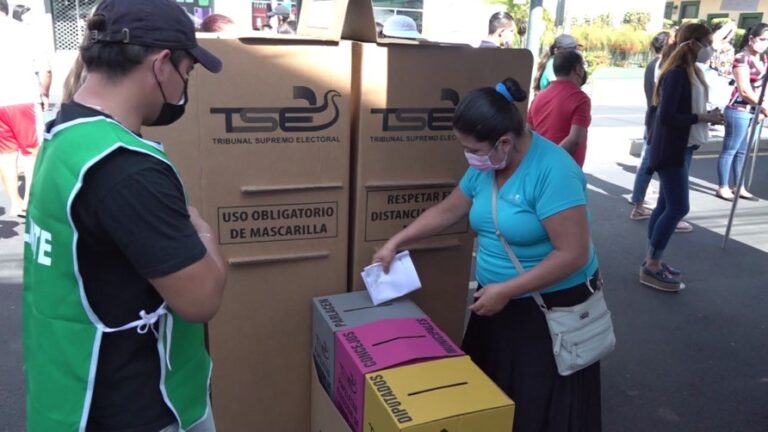Salvadoreños se sobreponen a la covid-19 y votan para favorecer a Bukele