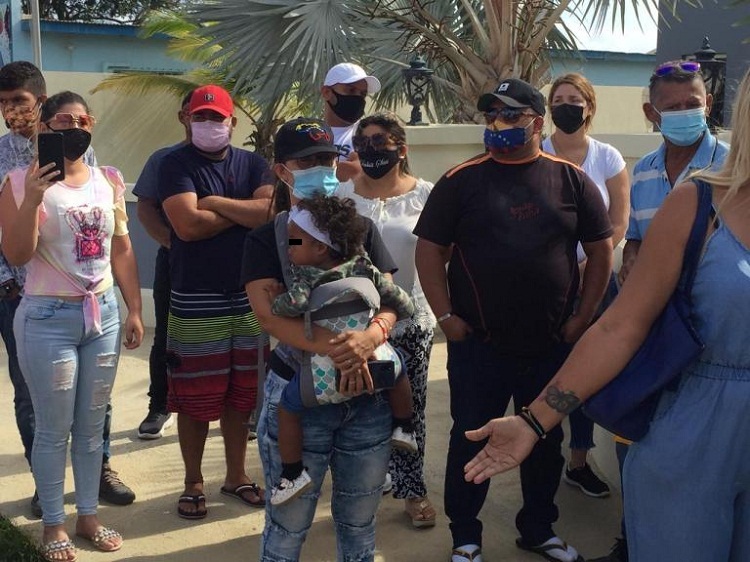 Venezolanos quedaron varados en Aruba tras cancelarse vuelo humanitario