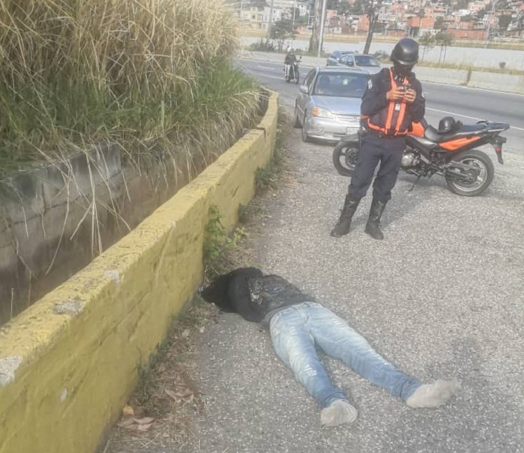 Acribillado a disparos, maniatado y con el rostro cubierto localizan un cadáver en la Autopista Francisco Fajardo