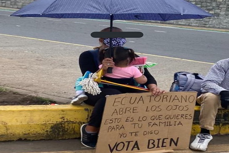 Supuestos venezolanos aparecen en los semáforos de Ecuador con carteles que piden «vota bien» y estalla la polémica