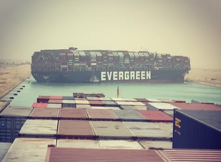 El Canal de Suez suspende temporalmente la navegación por buque varado