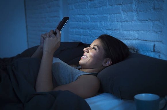 ¿Por qué la luz azul del móvil no te deja dormir?