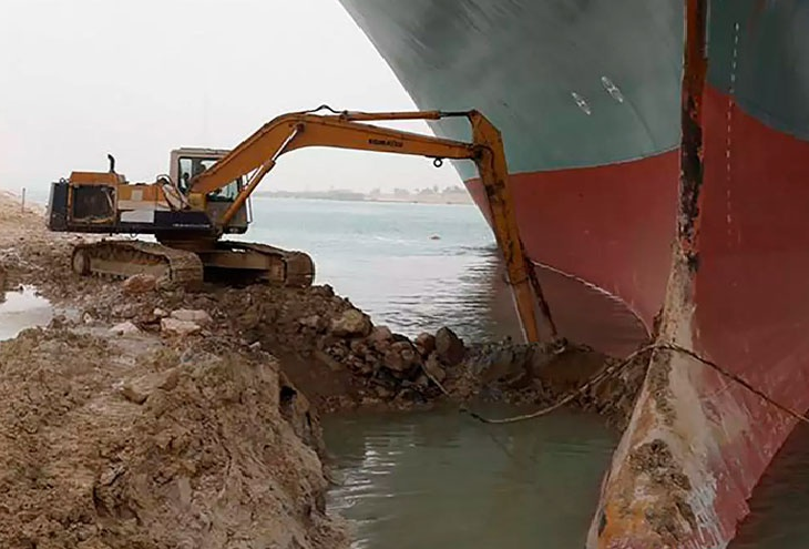 Trabajan para desbloquear el gigantesco navío del canal de Suez