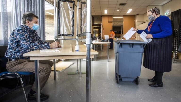 Abren colegios electorales en el día oficial de elecciones en Países Bajos