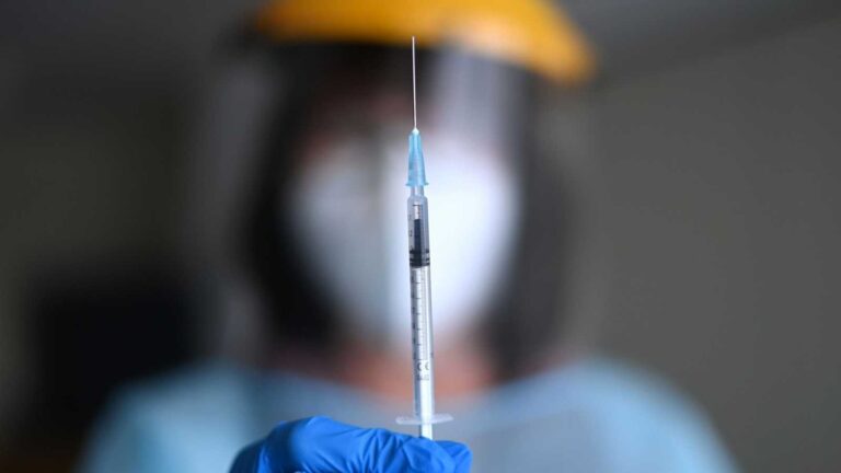 En un experimento mundial inédito: Brasil vacunó contra el COVID-19 a una ciudad entera