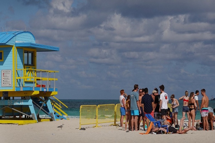 Toque de queda en Miami Beach por incontrolable multitud de turistas