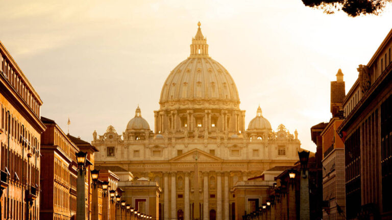 El Vaticano vacunará durante Semana Santa a más de 1.000 pobres y marginados