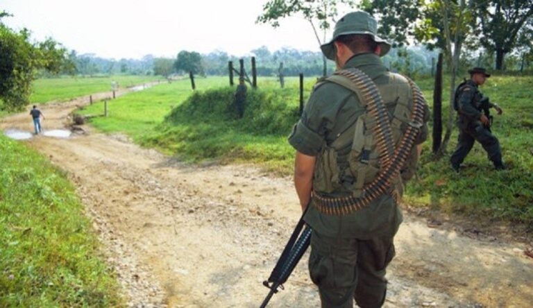 Mueren dos militares en choques con «grupos irregulares colombianos»