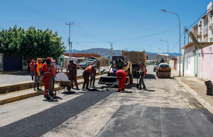 Gobernador supervisa obras públicas en sectores populares del municipio Miranda