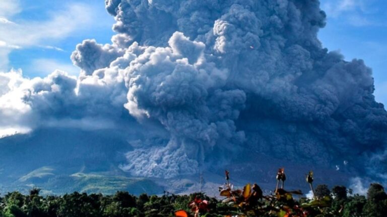 Volcán Sinabung de Indonesia arrojó gran columna de ceniza