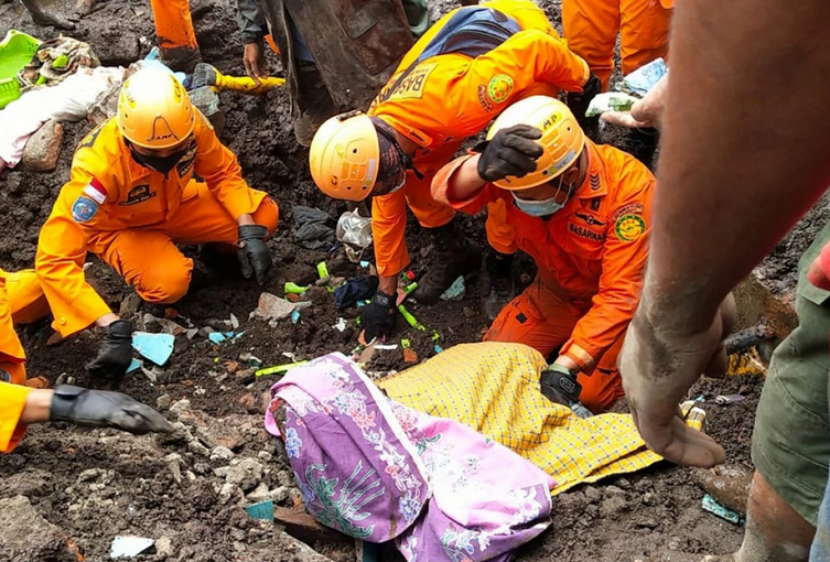 Más de 90 muertos y cientos de desparecidos en inundaciones de Indonesia