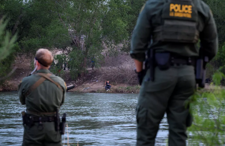 Dos niños abandonados fueron rescatados a orillas de un río en la fronterta con EE.UU. (+Video)
