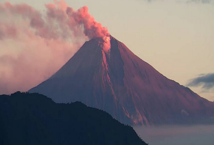 Registran flujos de lava en volcán Sangay de Ecuador