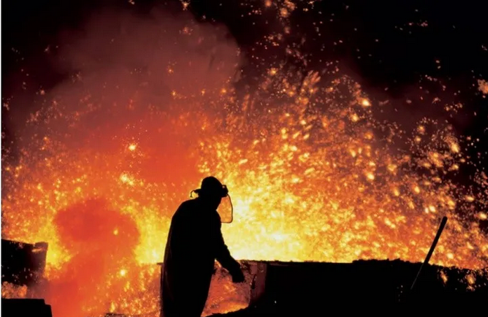 Tras perder una fortuna en la bolsa de valores: Un obrero se lanza a un enorme horno con metal fundido