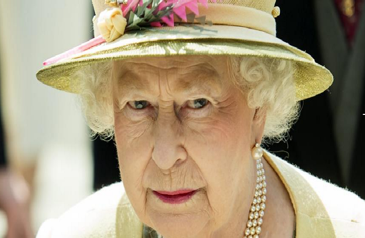Isabel II cumple 95 años sin el duque de Edimburgo y con una crisis familiar