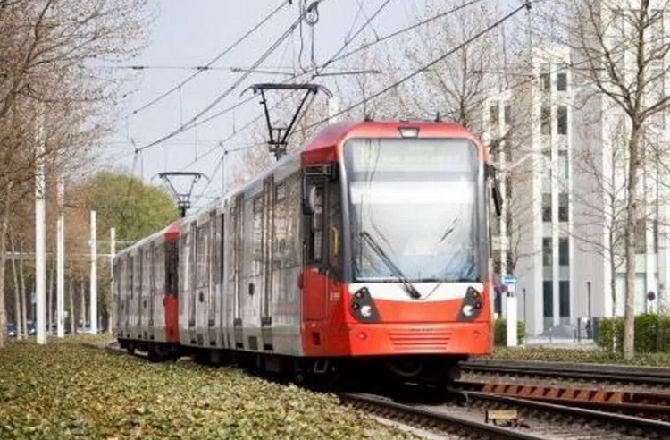 Héroe sin capa salvó a niño de morir arrollado por un tren (+Video)