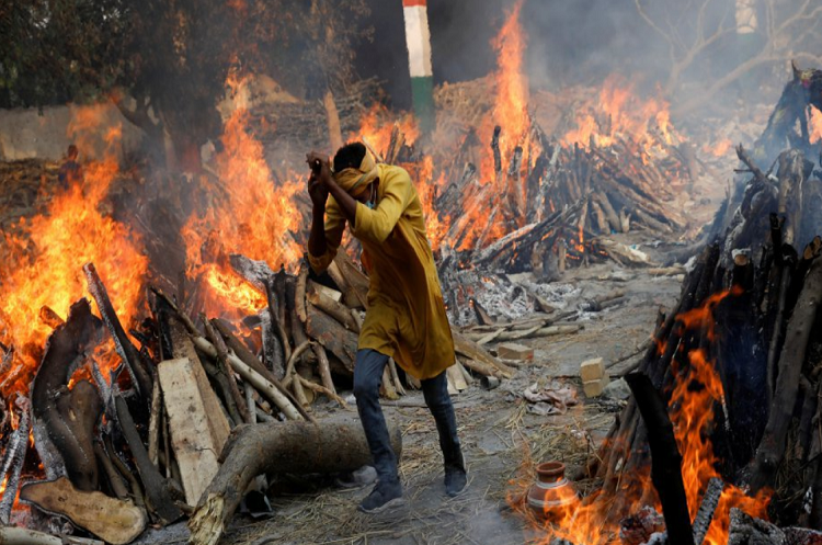 Fallecidos por la COVID-19 son incinerados en estacionamiento en Nueva Delhi
