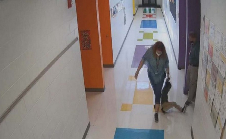 Dos profesores renuncian tras arrastrar a un niño por los pasillos del colegio