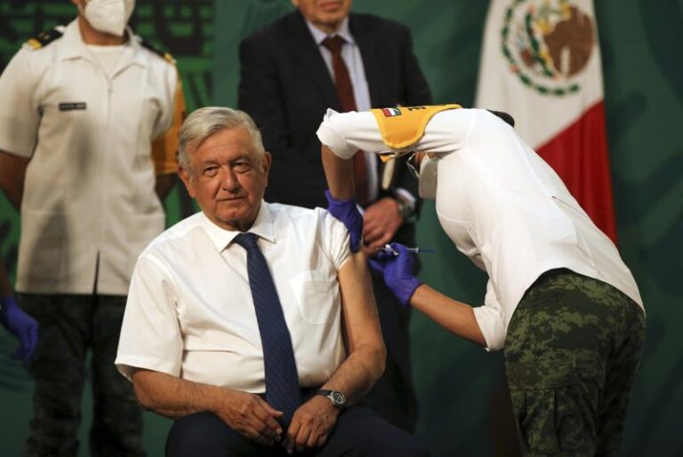 López Obrador recibe la vacuna de AstraZeneca contra el covid-19