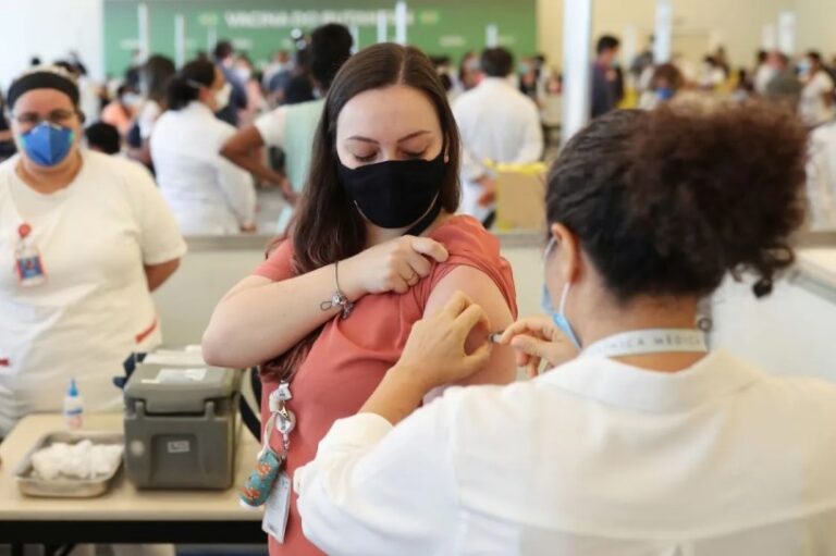 Brasil empieza la vacunación contra la gripe en la peor fase de la covid