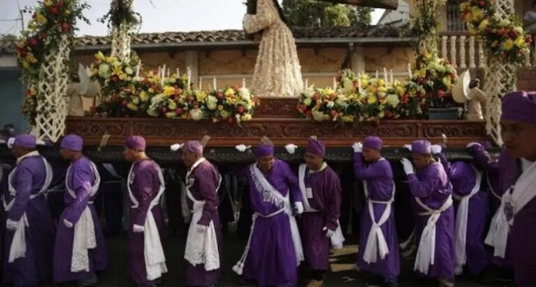 La centenaria procesión de los Cristos vuelve a las calles en El Salvador