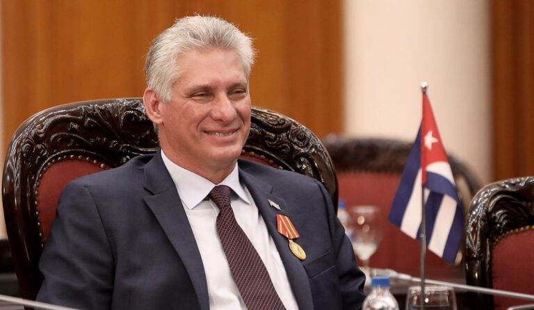 Presidente Díaz-Canel reemplaza a Raúl Castro como líder del PCC de Cuba